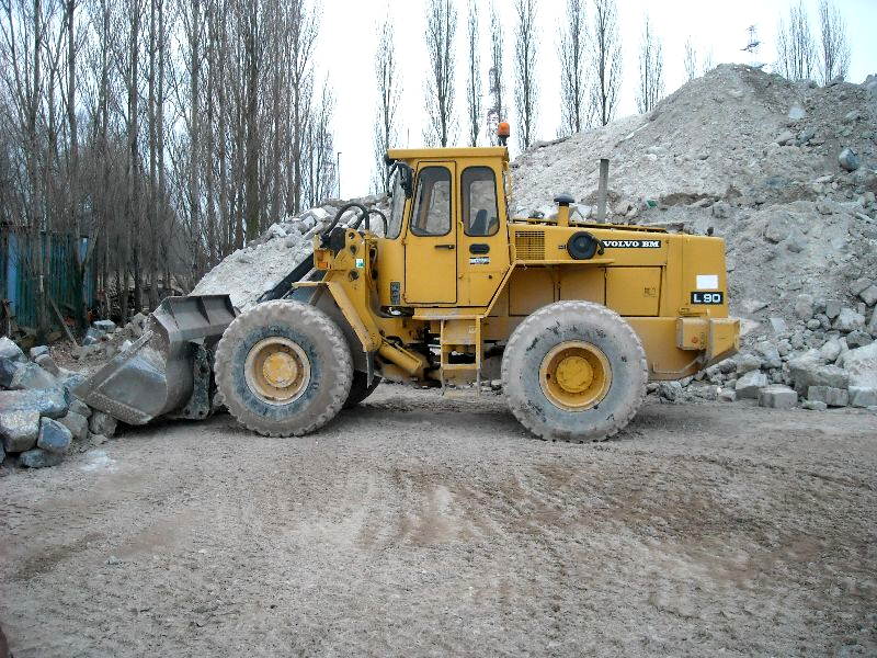 Volvo L 90 (1).jpg