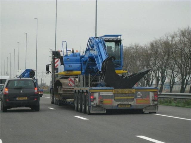 Hier een E305B die onderweg is naar Vriend sloopwerken uit Hem