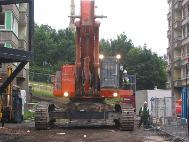 De volgende ochtend. De machine is van de dieplader en het rijwerk wordt breed gezet.