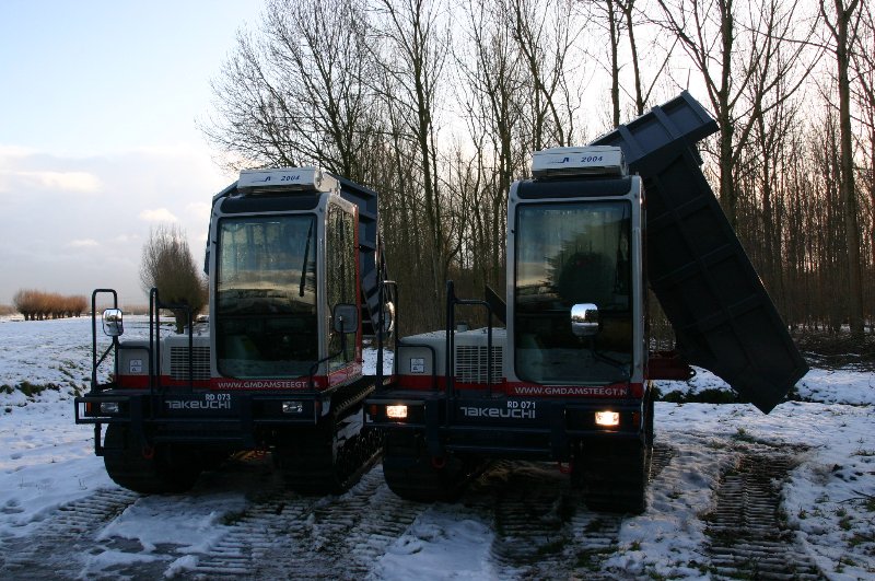 Takeuchi TCR50 voorzijde kiepent.jpg