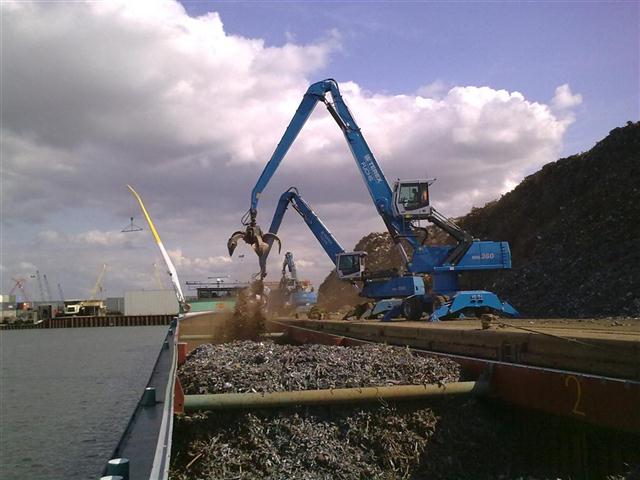 Schip lalden met 3 x Fuchs