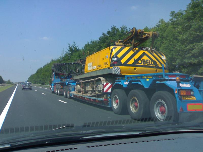 Kobelco op dieplader.JPG