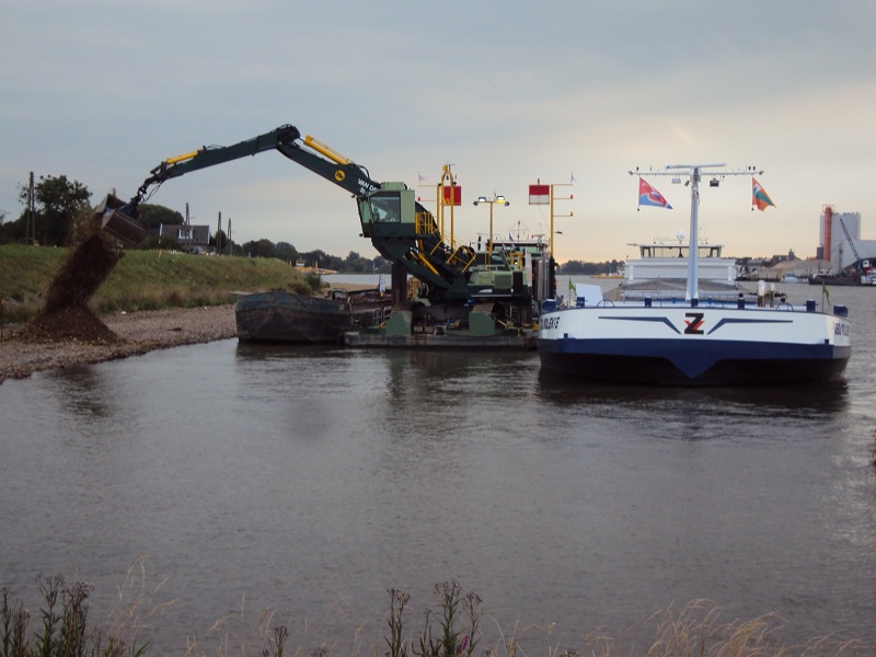 Liebherr 964 van den herik. op prins2