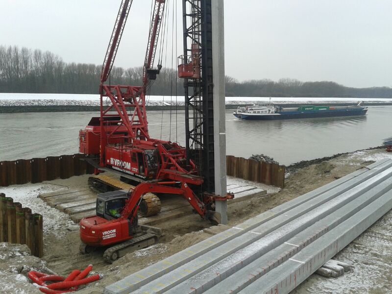 Windpark suurhoffbrug europoort . Beton palen  50 x 50 28.5  meter  12 tonner juntann