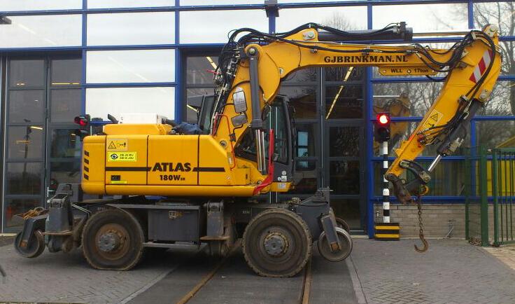 Enkel lucht is op de weg niet echt een succes met een kraan van 25 ton <br />Beetje voorzichtig rijden maar met de greppel trekker (banden staan gewoon op 8 bar)