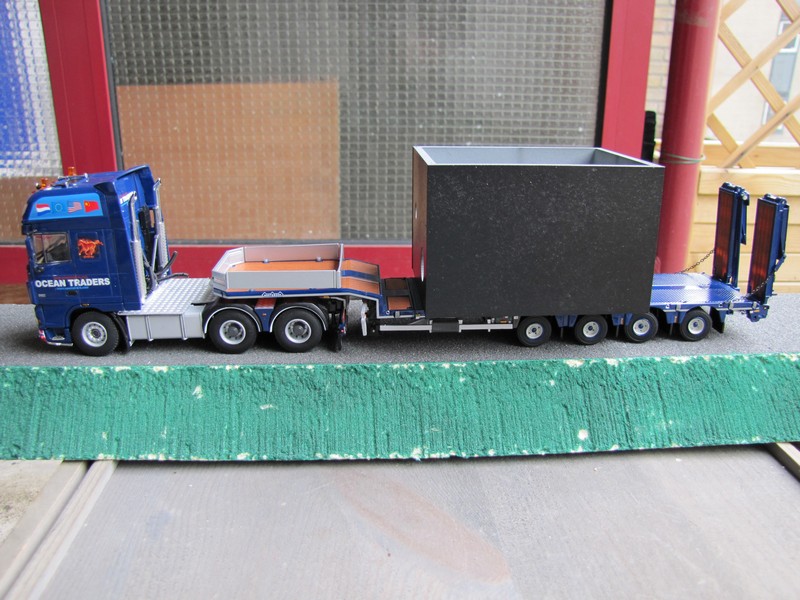 DAF XF 105 6x4 met Nooteboom semi 001.jpg