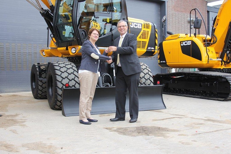 Overhandiging van de machines door René Wetzels(directeur JCB Benelux) aan Anke van Bodegom(directrice SOMA college)-BorderMaker.jpg