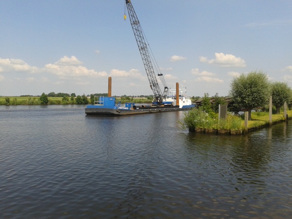 De Zwartewater net voor de bouwvak naar Genemuiden om de kraan te lossen voor een schilder beurt
