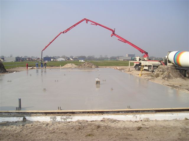 2007  Hitachi Hoogeveen 29 maart betonvloer storten 002.jpg