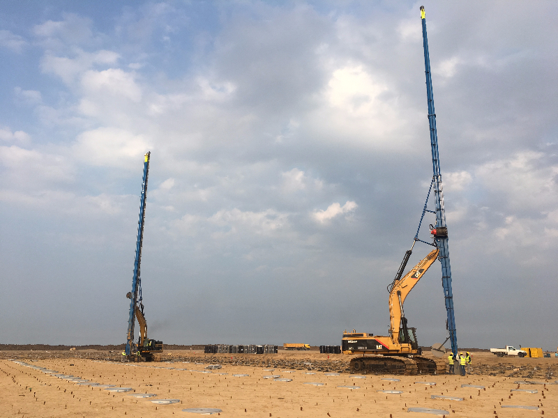 C21 in Egypte met op de achtergrond C23 CAT 345DL