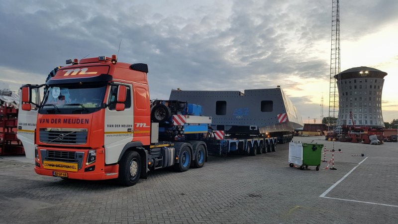 Foto van transport fietsbrug A4 , ik bij mammoet op de kade