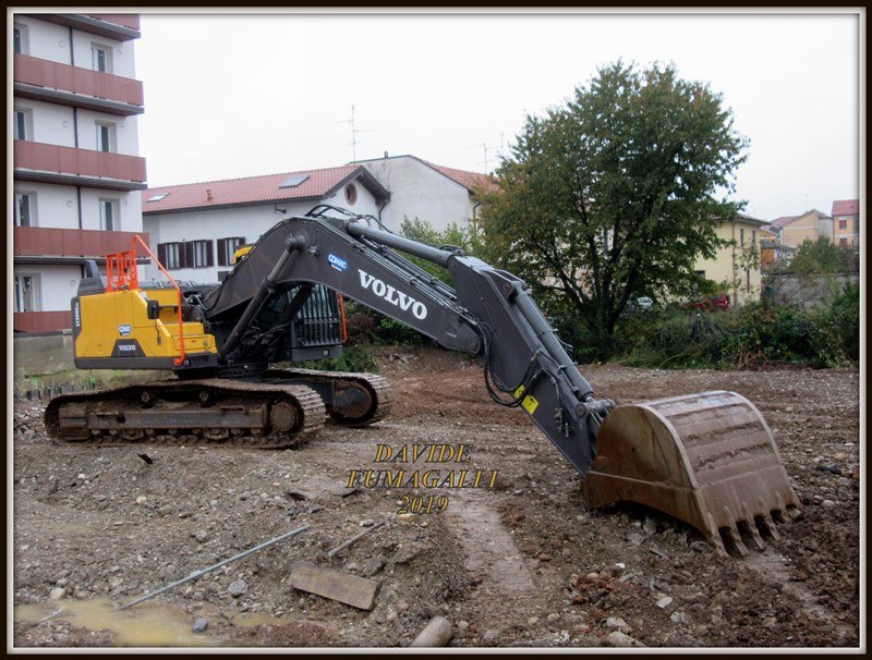 Volvo EC300E NL Cozzaglio 002.JPG