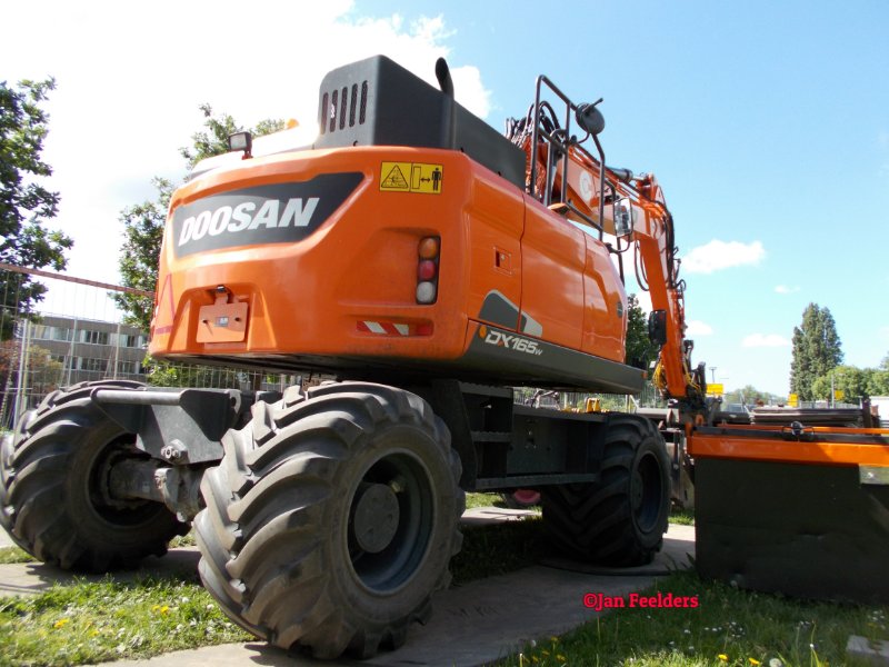 Doosan DX 165W.jpg