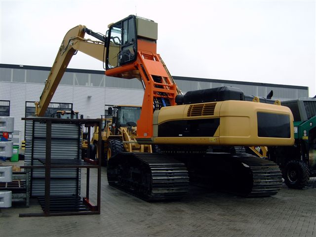 Cat 330DLRE van Oord (1).JPG