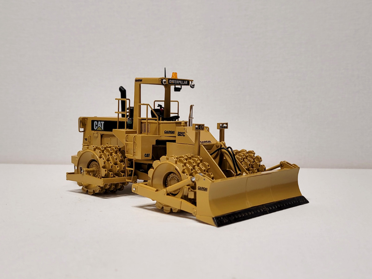 Caterpillar_825C_Compactor_Canopy_Gertjan (161907).jpg