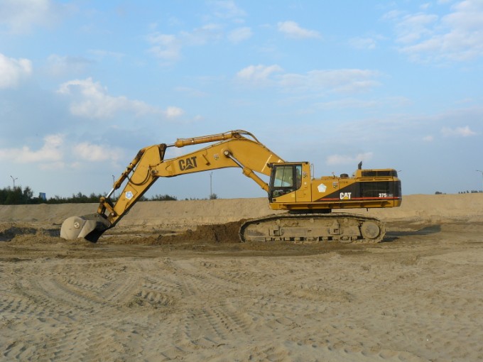 Cat 375 ME dredging.jpg