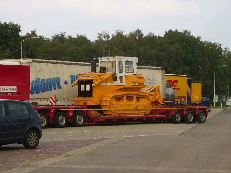 Man + liebherr 751 buldozer (1).jpg