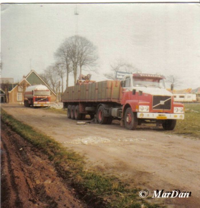 Merk: Volvo.<br /><br />Type: N12.<br /><br />Vervoer: Kalkzandsteen en bouwmaterialen.<br /><br />Eigenaar: Vredeveld transport Hoogersmilde en Borne<br />Lokatie: Smilde